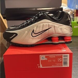 Brand new Nike Shox R4 silver (GS) size 5.5y/7 women, 6y/7.5 women no box lid.